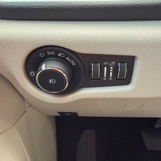 Used 2023 Chrysler Pacifica Touring-L AWD/4WD image 29