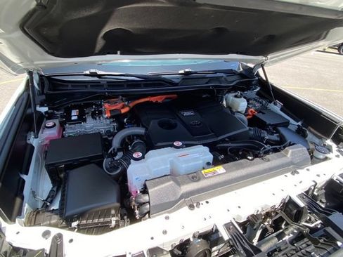 Used 2024 Toyota Tundra Capstone AWD/4WD image 18