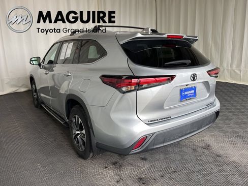 Used 2024 Toyota Highlander XLE AWD/4WD image 30