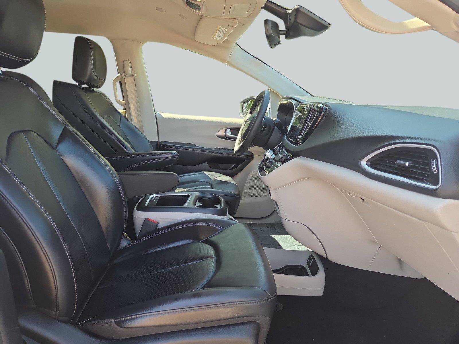 Used 2023 Chrysler Pacifica Touring-L FWD image 38