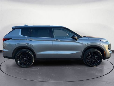 Used 2023 Mitsubishi Outlander SE Black Edition image 7