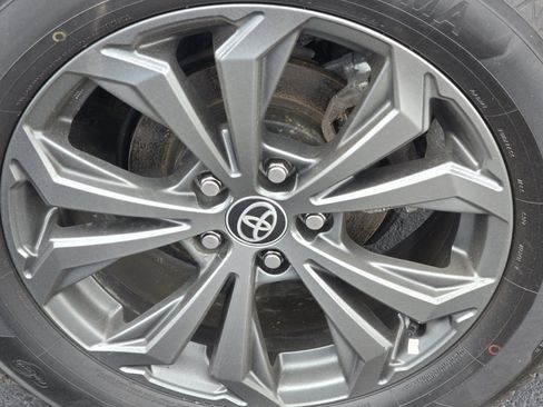 Used 2022 Toyota RAV4 XLE Premium image 19