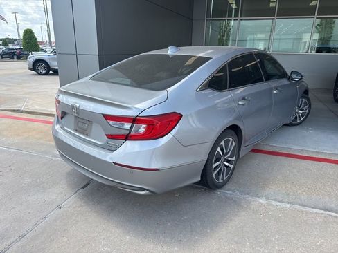 Used 2019 Honda Accord Touring image 2