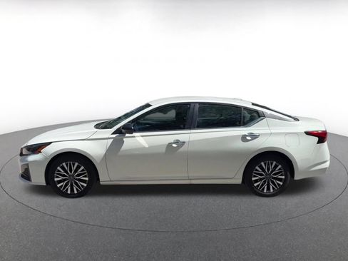 Used 2025 Nissan Altima 2.5 SV FWD image 9