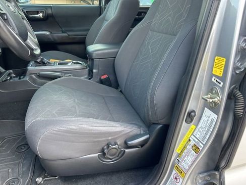 Used 2017 Toyota Tacoma TRD Off-Road AWD/4WD image 13