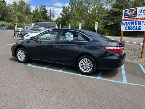 Used 2017 Toyota Camry LE FWD image 3