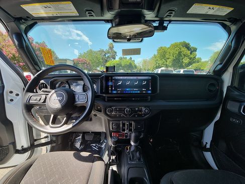 Used 2024 Jeep Gladiator Mojave AWD/4WD image 25