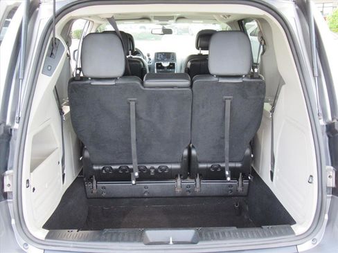 Used 2016 Chrysler Town & Country Touring image 33