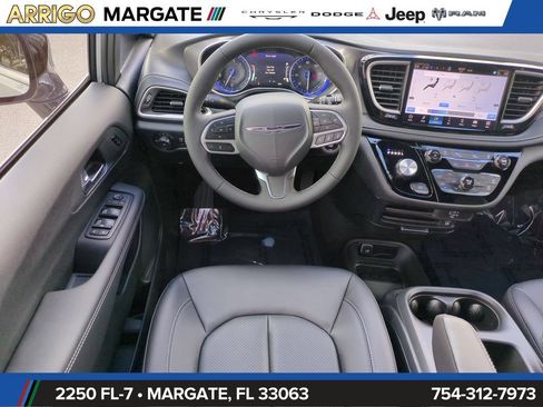 New 2026 Chrysler Pacifica Select FWD image 17