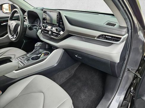 Used 2020 Toyota Highlander XLE AWD/4WD image 22