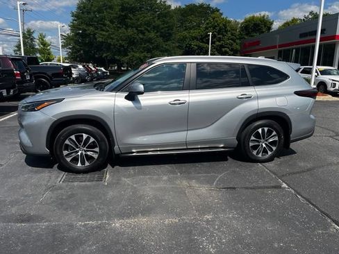 Certified 2024 Toyota Highlander XLE AWD/4WD image 2