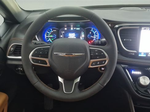 Used 2023 Chrysler Pacifica Pinnacle FWD image 10