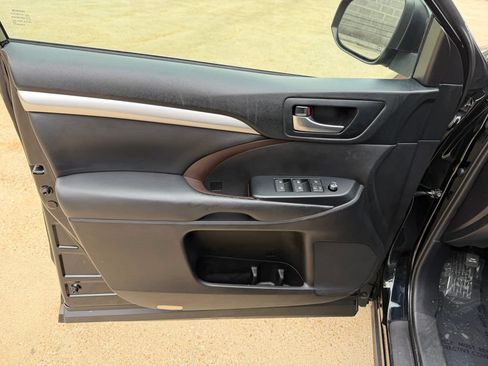 Used 2019 Toyota Highlander XLE AWD/4WD image 9
