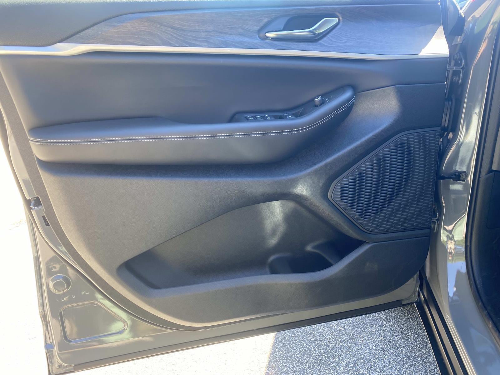 New 2027 Jeep Grand Cherokee Altitude RWD image 11