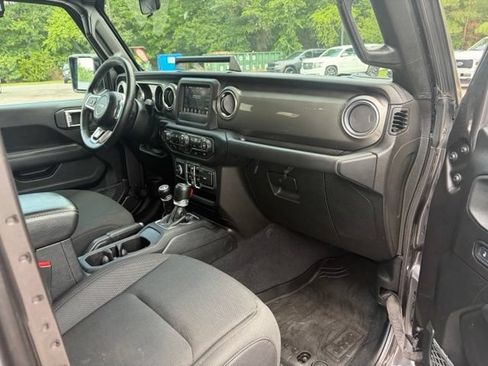 Used 2019 Jeep Wrangler Unlimited Sahara w/ Cold Weather Group AWD/4WD image 27