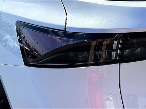 Used 2023 Nissan Ariya AWD image 23