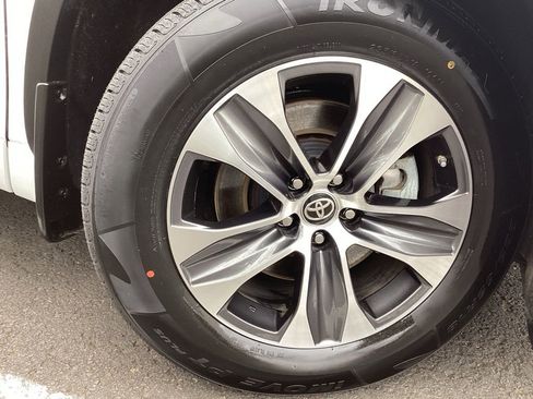 Used 2023 Toyota Highlander XLE image 2