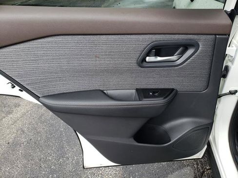 Used 2022 Nissan Rogue SV image 12