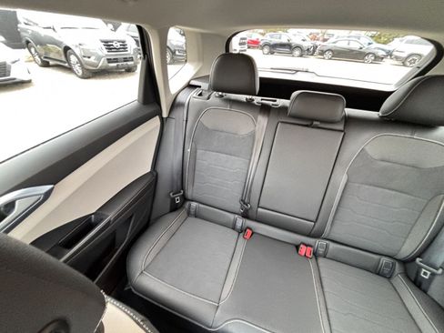 Used 2025 Volkswagen Taos SE image 39