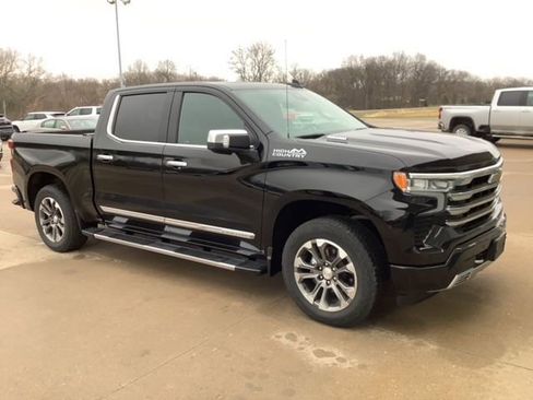 Used 2023 Chevrolet Silverado 1500 High Country w/ Technology Package AWD/4WD image 2