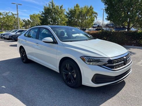 Used 2023 Volkswagen Jetta SE image 1