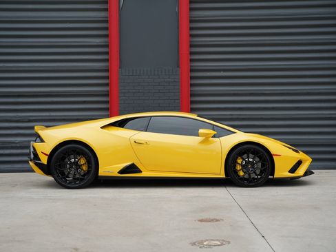 Used 2021 Lamborghini Huracan EVO image 13
