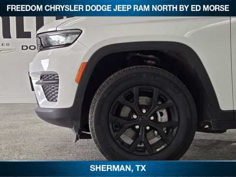 Used 2025 Jeep Grand Cherokee Altitude AWD/4WD image 6