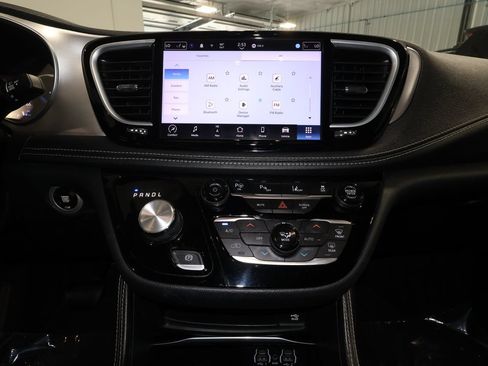 Used 2022 Chrysler Pacifica Limited w/ Uconnect Theater Family Group FWD image 10