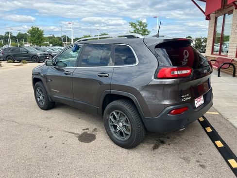 Used 2017 Jeep Cherokee Latitude w/ Cold Weather Group AWD/4WD image 5