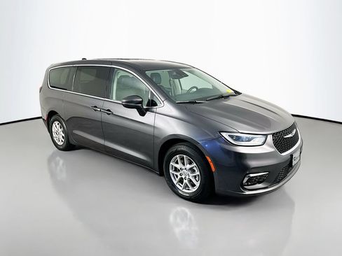 Used 2023 Chrysler Pacifica Touring-L FWD image 1