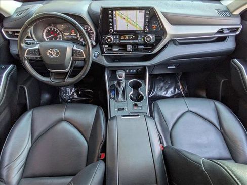 Used 2022 Toyota Highlander XLE image 18