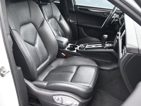 Used 2022 Porsche Macan image 11