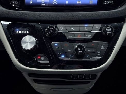 Used 2023 Chrysler Pacifica Touring-L FWD image 37