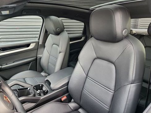 Certified 2024 Porsche Cayenne Coupe image 5