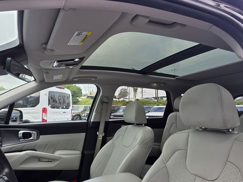 Used 2022 Kia Sorento SX Prestige w/ Panoramic Sunroof Package image 18