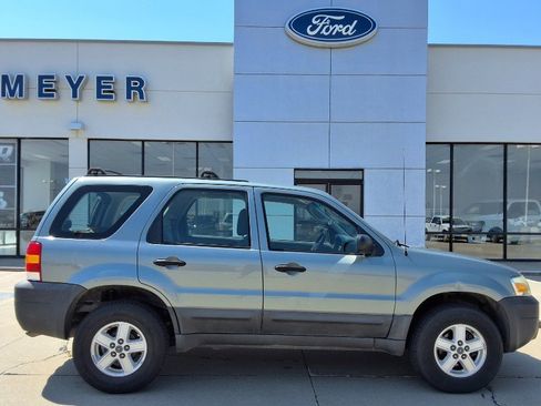 Used 2005 Ford Escape XLS image 1