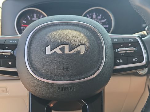 Used 2024 Kia Carnival LX FWD image 17