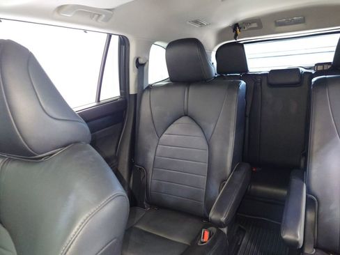 Used 2020 Toyota Highlander XLE AWD/4WD image 32