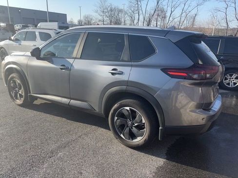 Used 2024 Nissan Rogue SV w/ SV Premium Package image 9