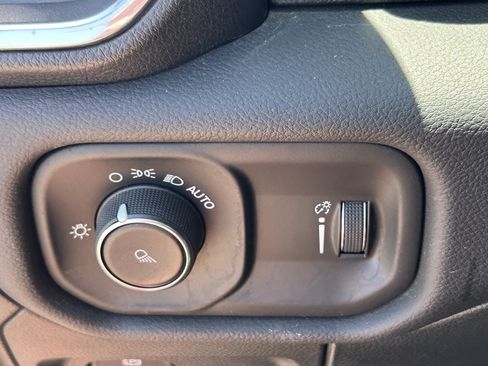 Used 2024 RAM 1500 Laramie AWD/4WD image 15