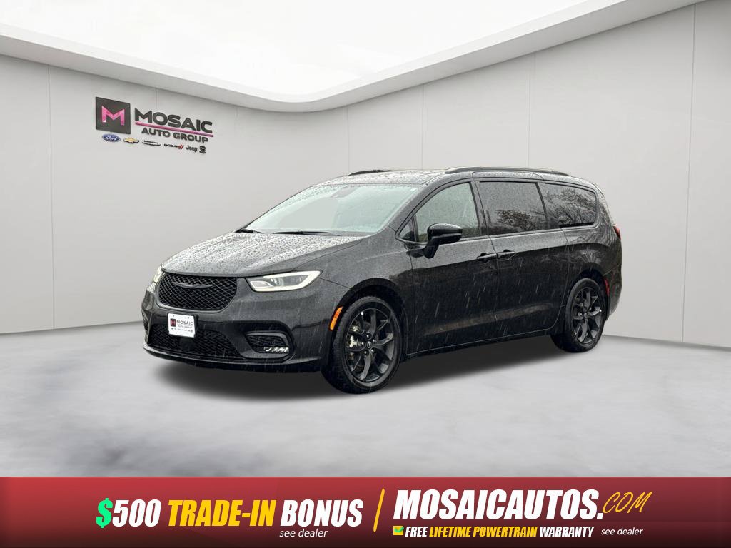 Used 2025 Chrysler Pacifica Limited FWD image 3