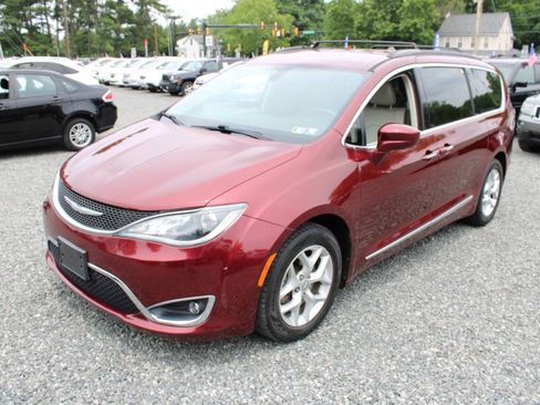 Used 2017 Chrysler Pacifica Touring-L w/ Tire & Wheel Group FWD image 2