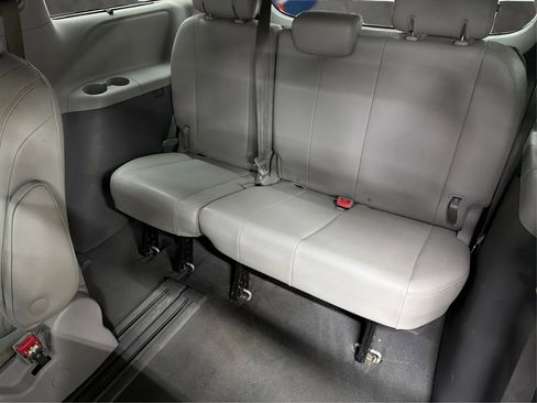 Used 2019 Toyota Sienna XLE image 31