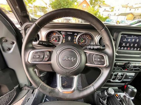 Used 2018 Jeep Wrangler Unlimited Sahara AWD/4WD image 27