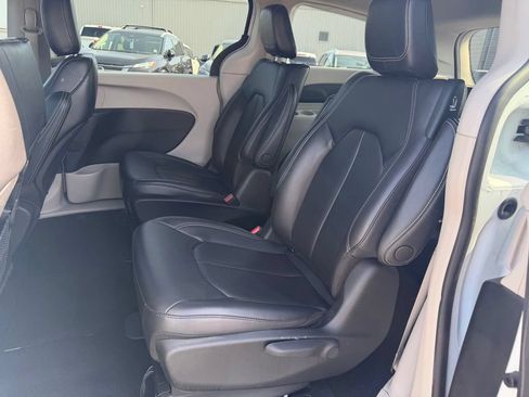 Used 2023 Chrysler Pacifica Touring-L FWD image 33