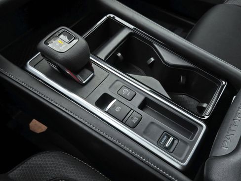 Used 2024 Nissan Pathfinder SV image 17