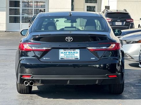 Used 2025 Toyota Camry SE image 4