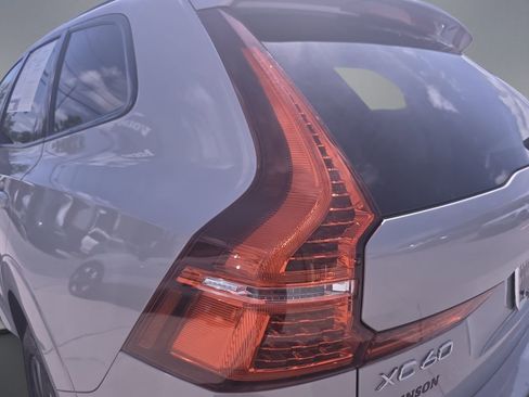 Certified 2025 Volvo XC60 B5 Core AWD/4WD image 37