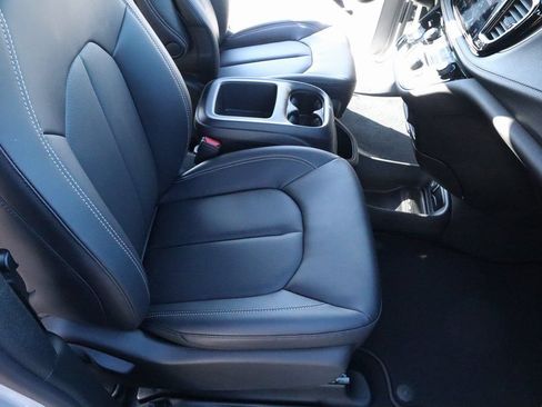 New 2026 Chrysler Pacifica Select FWD image 13