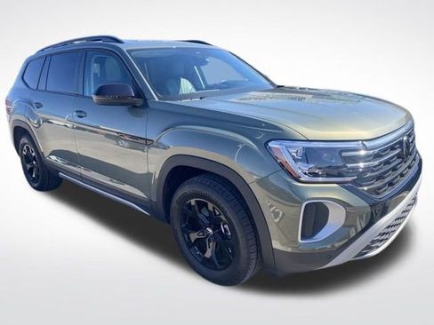 Used 2025 Volkswagen Atlas Peak Edition SE image 6